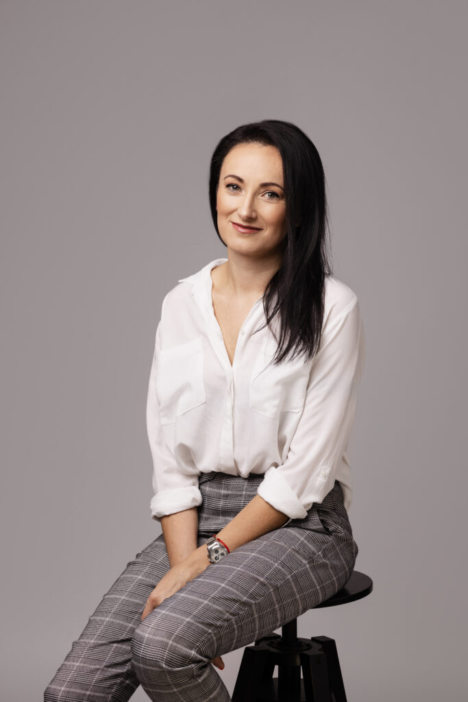 Kobieta siedzi na taborecie